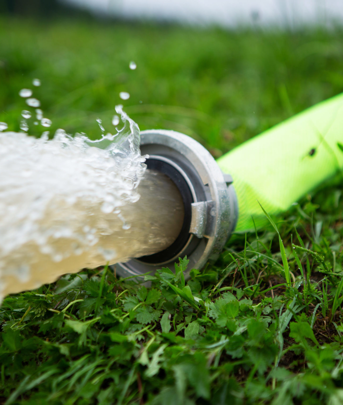Feuerwehrschlauch mit Wasser Feuerwehrschlauch mit Wasser